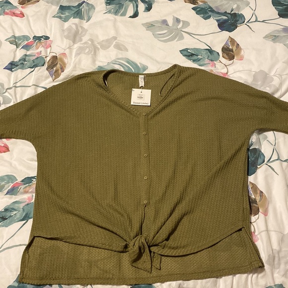 Sweet Jolie Boutique - olive green tie front top size L - Picture 1 of 6
